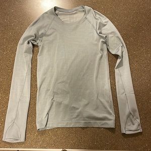 Lululemon swiftly tech long sleeve (light blueish)